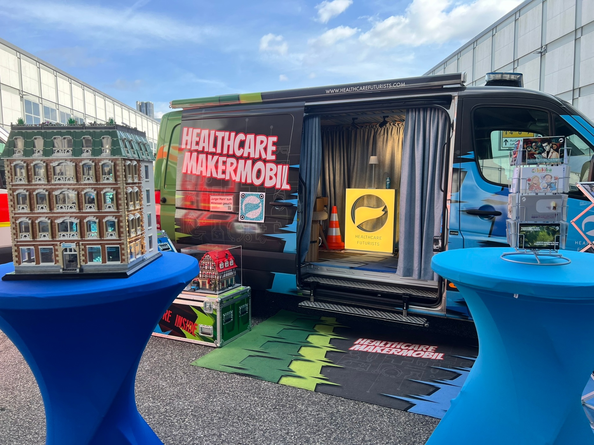 HealthCare MakerMobil exterior setup at event
